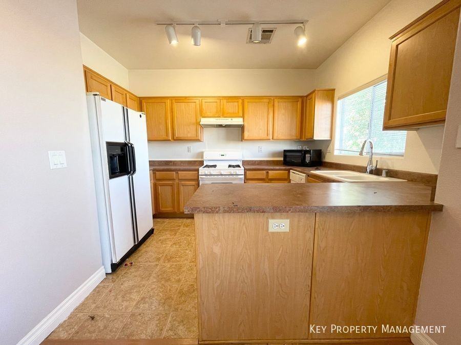 3925 Legend Hills St #202 - Photo 7 of 25