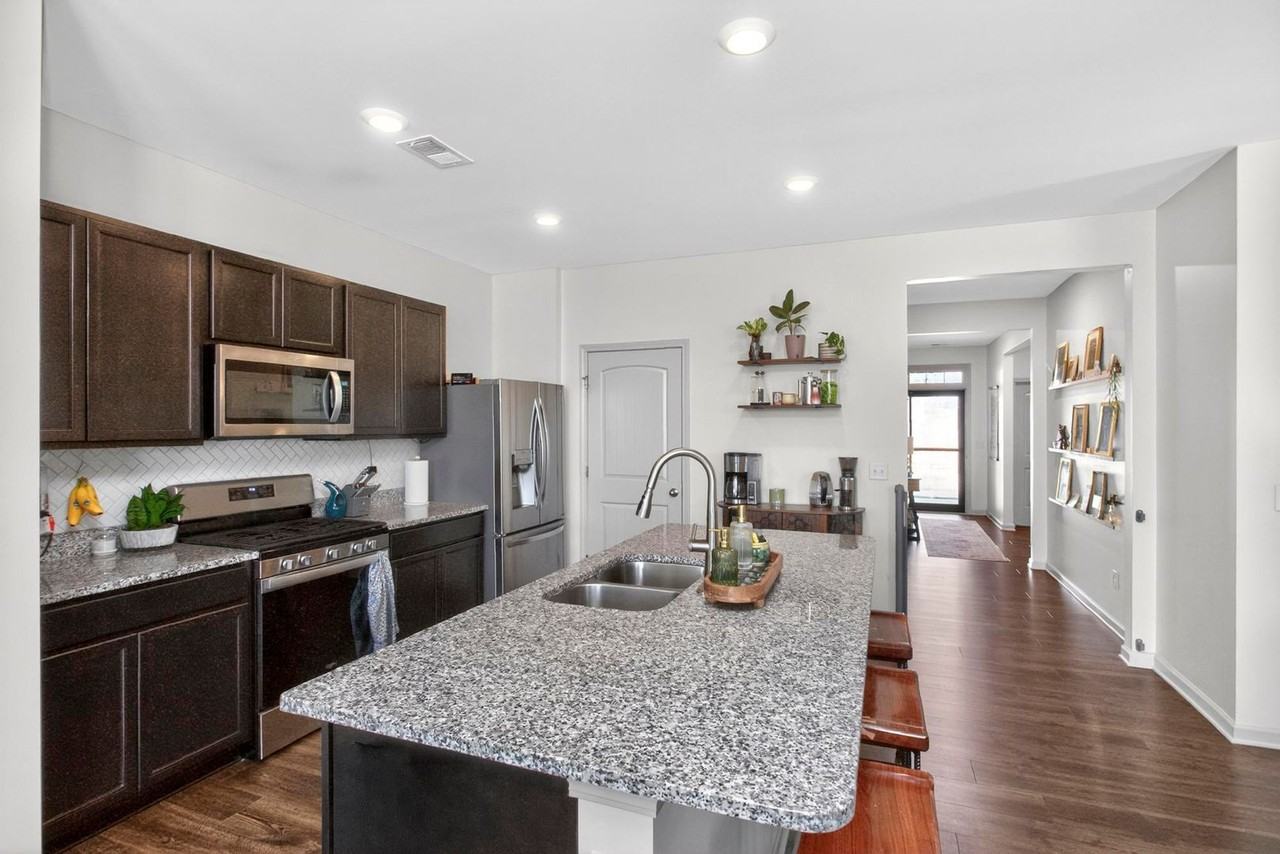 1119 Woodbridge Blvd - Photo 7 of 34