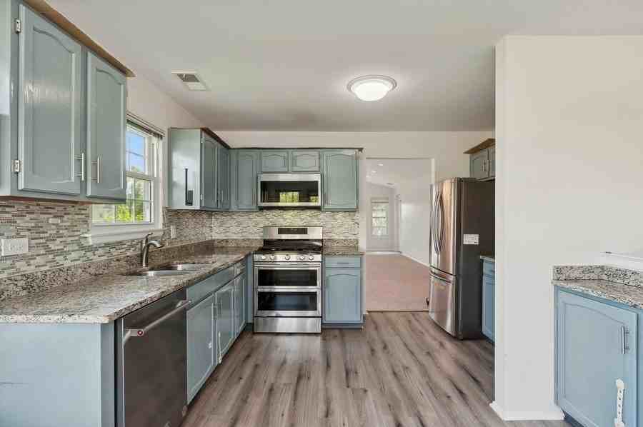 1265 N Wellington Ct - Photo 3 of 9