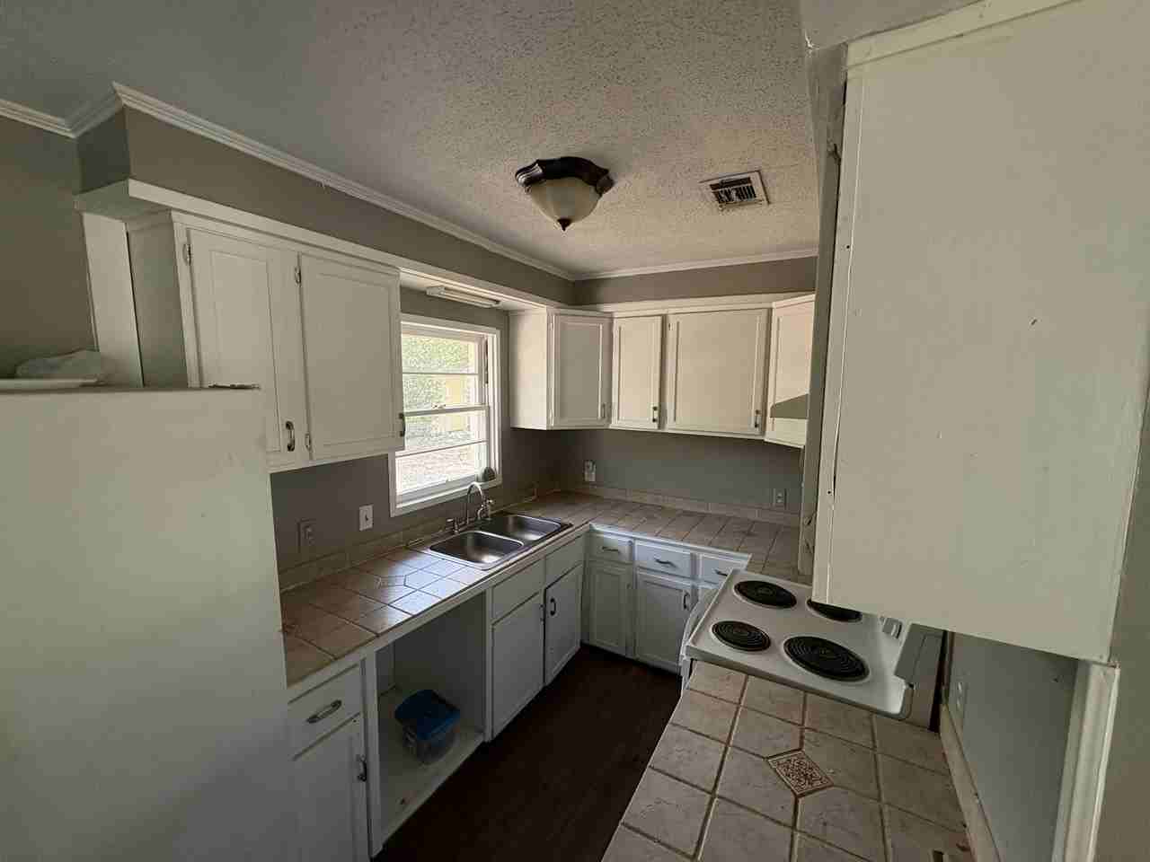 704 S. 22nd Ave - Photo 4 of 9