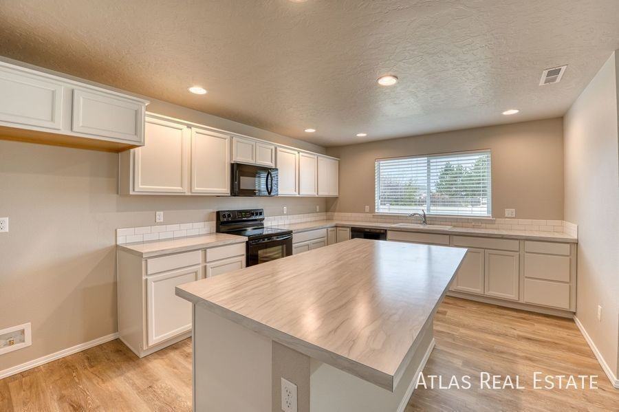 20363 Stockbridge Way - Photo 6 of 39