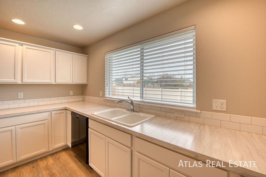 20363 Stockbridge Way - Photo 7 of 39