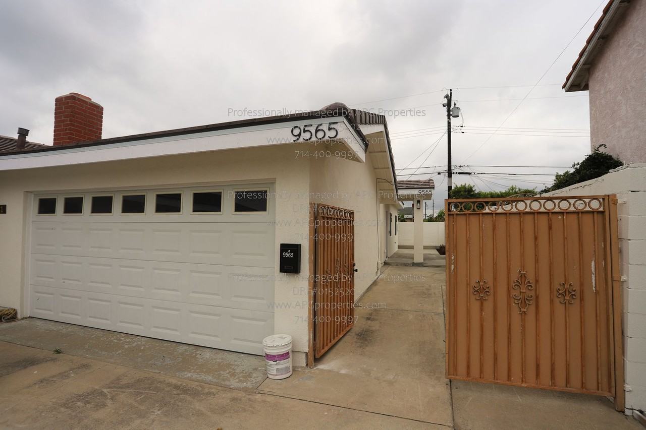 9565 Mansor Ave - Photo 2 of 24