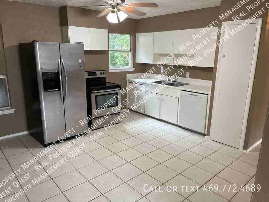 820 Milam Dr - Photo 3 of 9