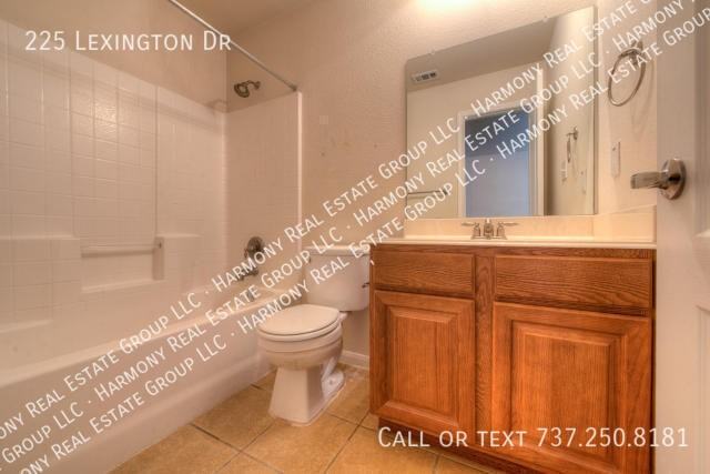 225 Lexington Dr - Photo 3 of 32