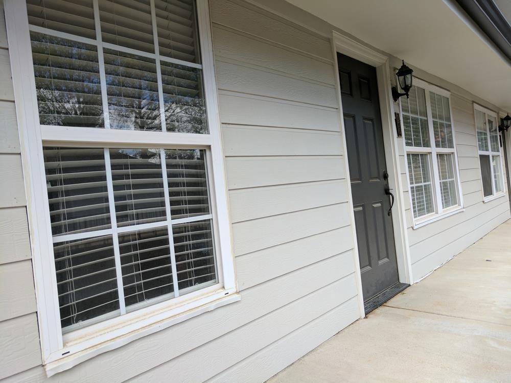 1802 Jackson Ave W - Photo 4 of 14