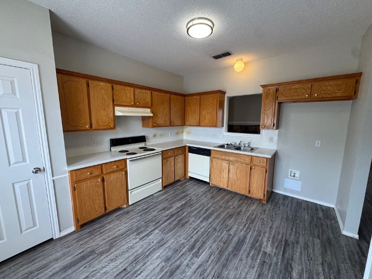 1106 Kline Ave - Photo 4 of 9