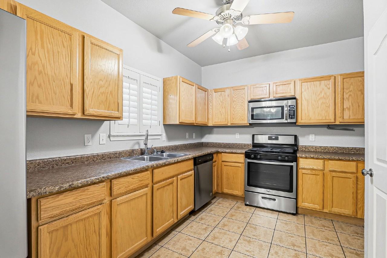 3241 Perla Point Dr - Photo 4 of 43