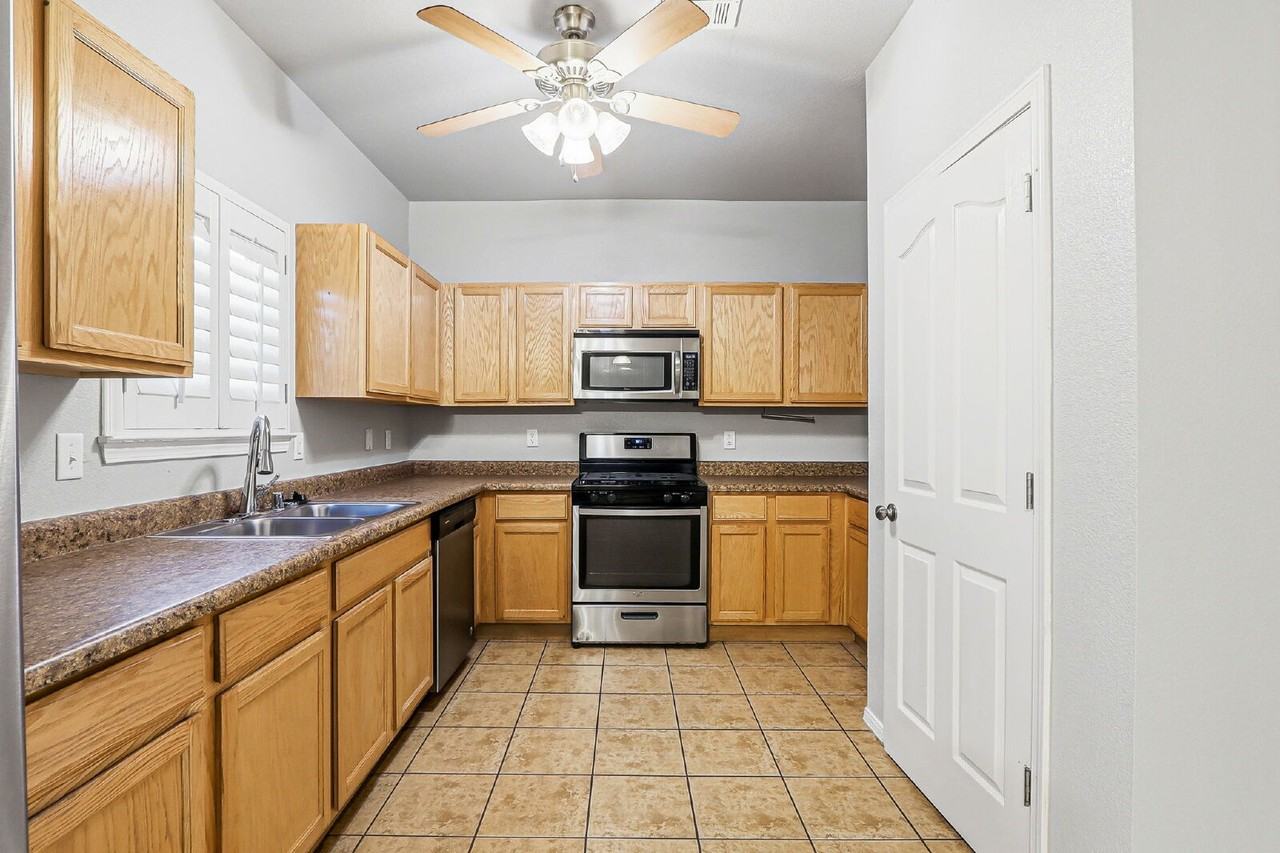 3241 Perla Point Dr - Photo 5 of 43