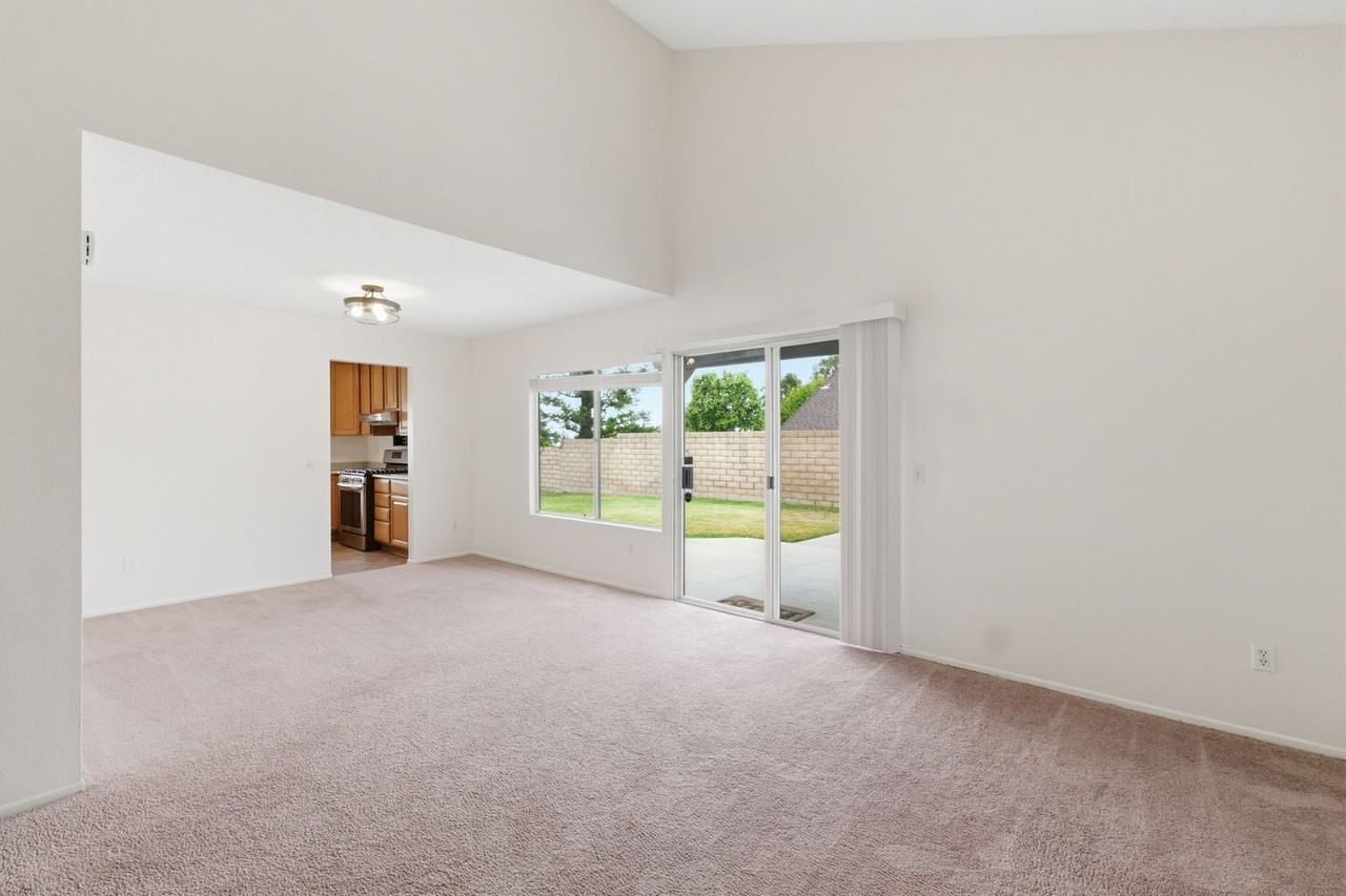 5923 Burgundy Ave - Photo 5 of 28