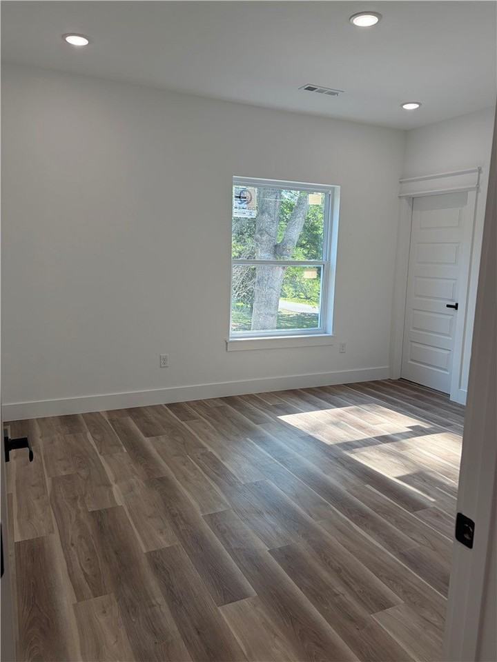 906 N Sang Ave - Photo 6 of 34