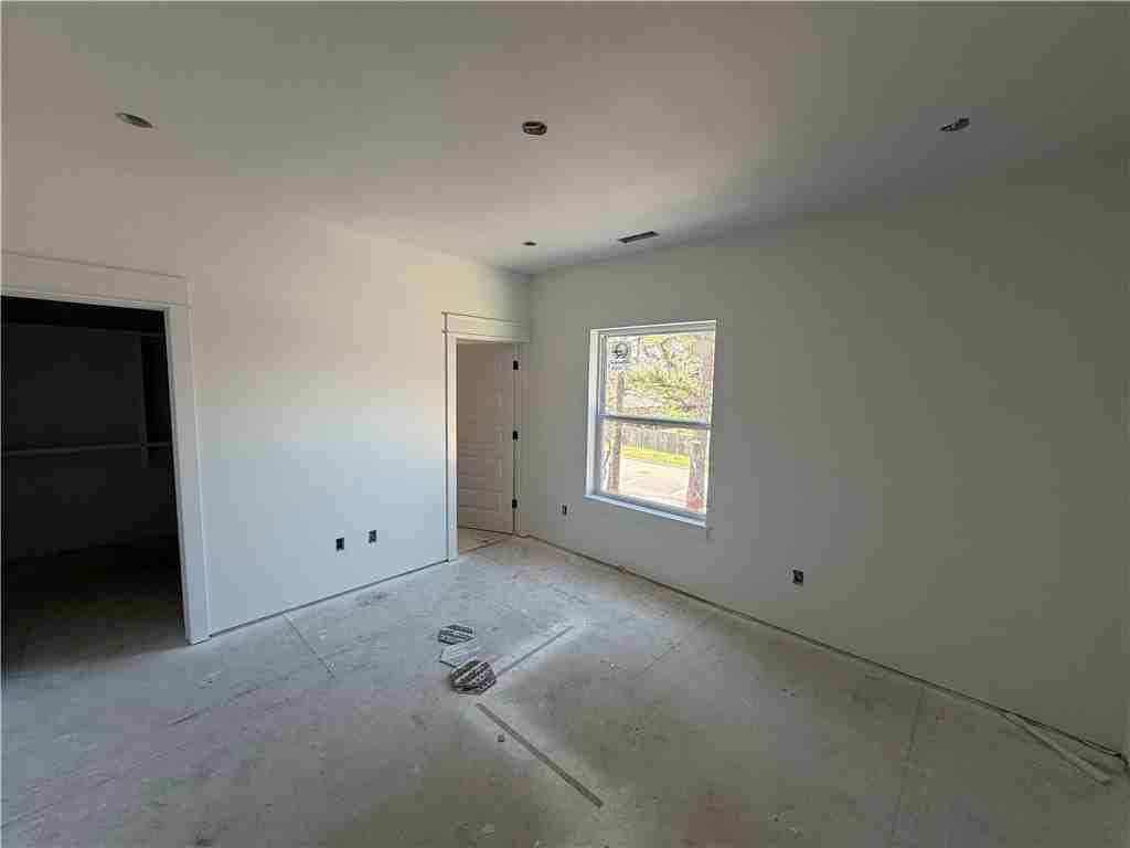 906 N Sang Ave - Photo 7 of 34
