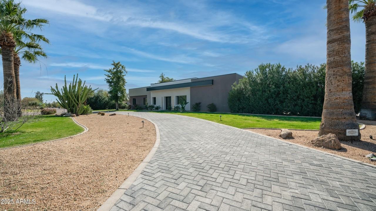 7417 E Paradise Dr - Photo 2 of 50