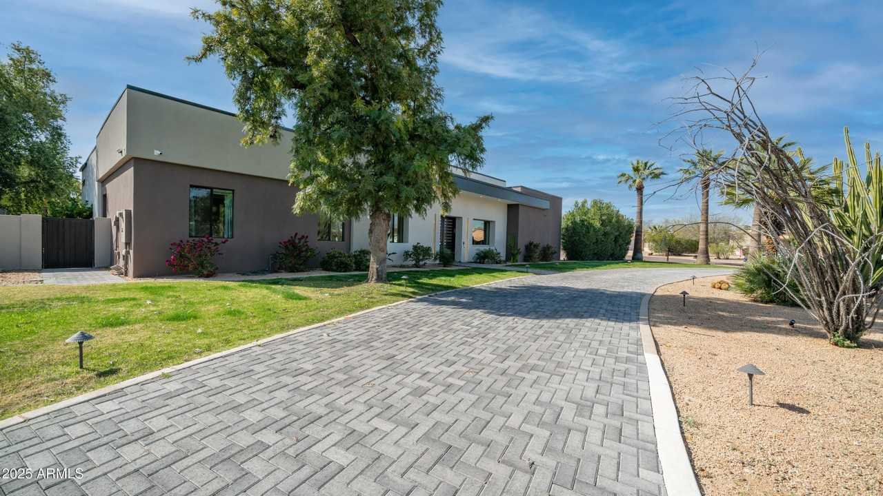 7417 E Paradise Dr - Photo 3 of 50