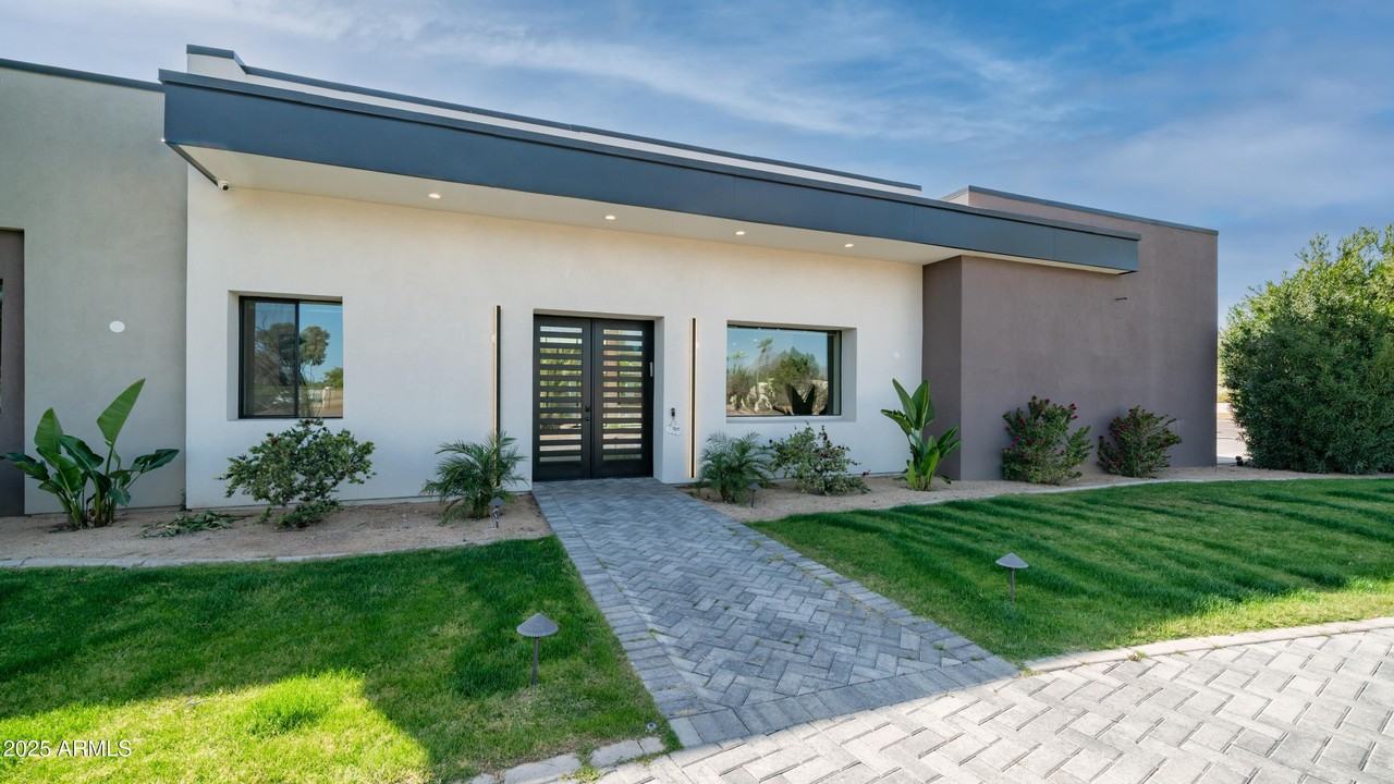 7417 E Paradise Dr - Photo 4 of 50