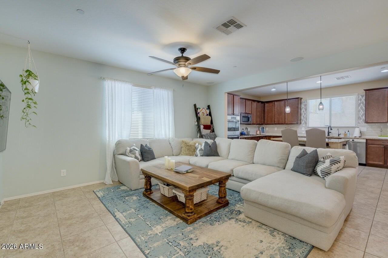 21450 W Almeria Rd - Photo 5 of 40