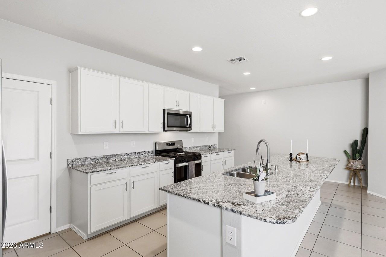 15540 W Smoketree Dr - Photo 5 of 32