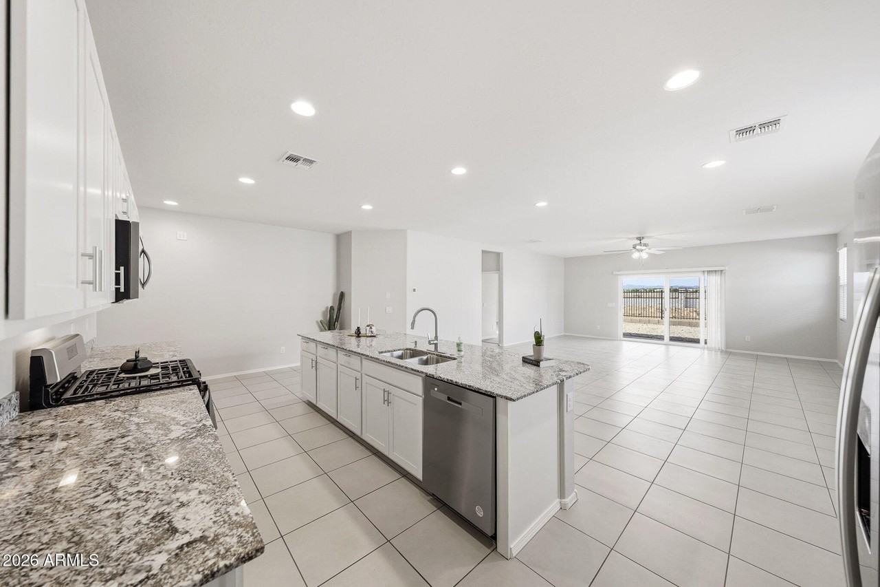15540 W Smoketree Dr - Photo 6 of 32