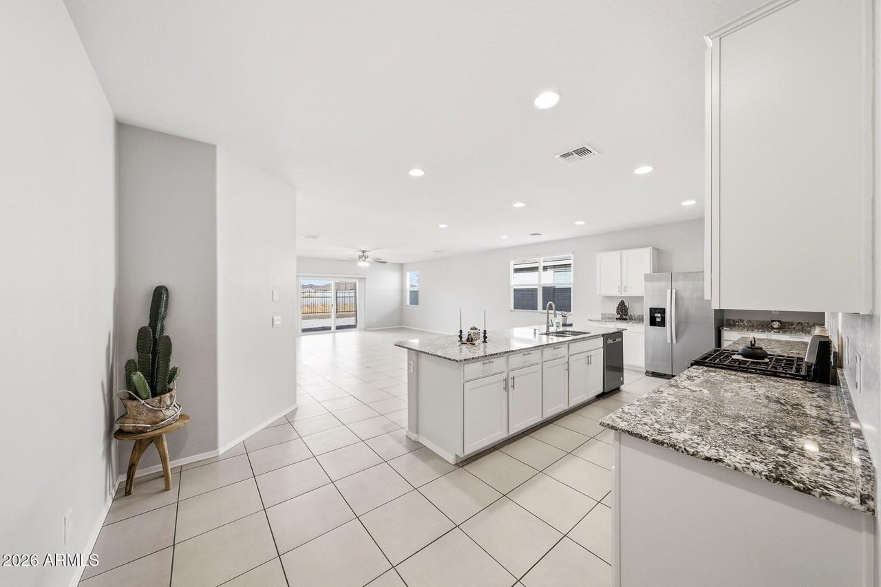 15540 W Smoketree Dr - Photo 7 of 32