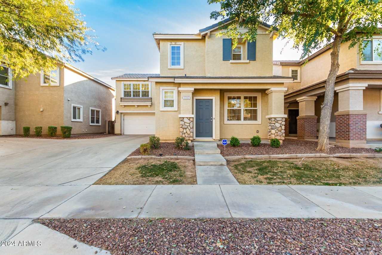 2343 E Sunland Ave