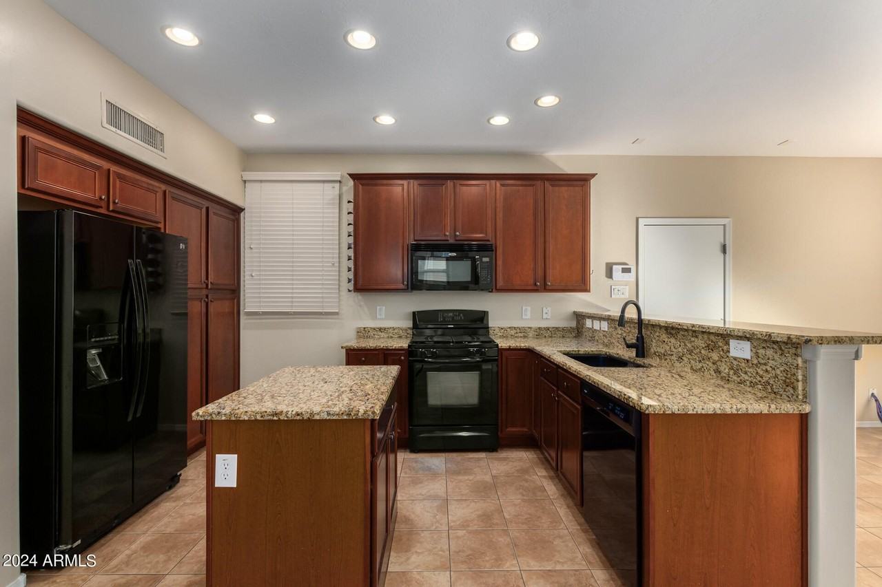 2343 E Sunland Ave - Photo 6 of 34