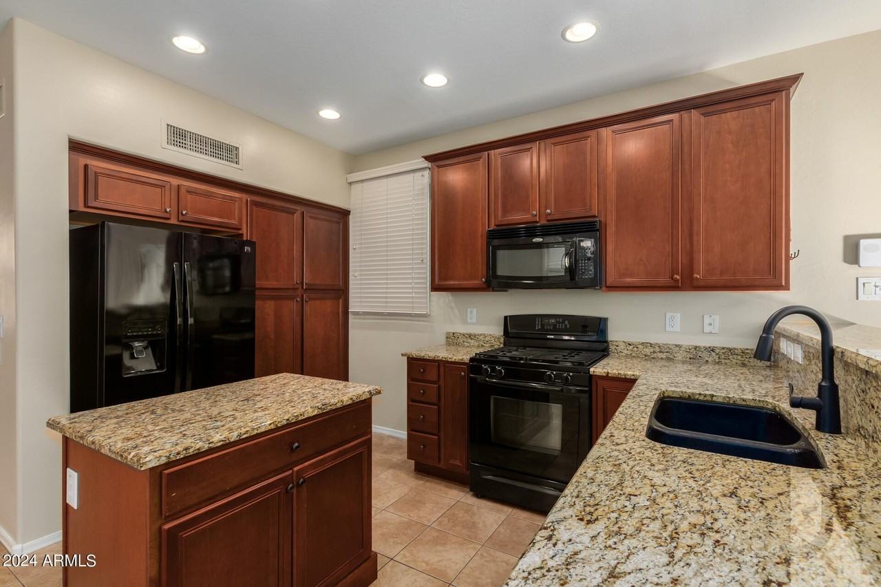 2343 E Sunland Ave - Photo 7 of 34