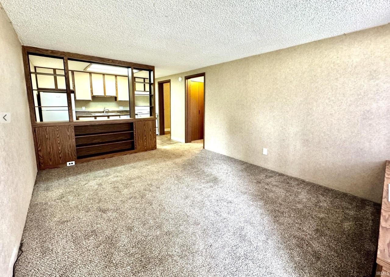 2302 S Brandon Ct - Photo 3 of 9
