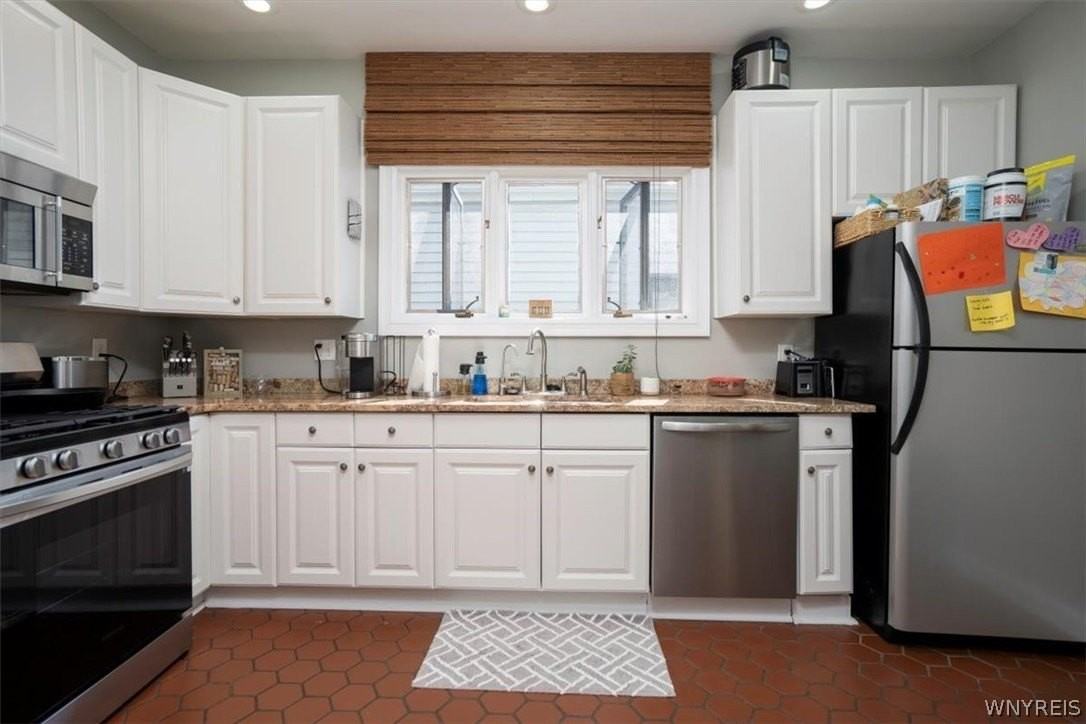 825 Forest Ave - Photo 5 of 13