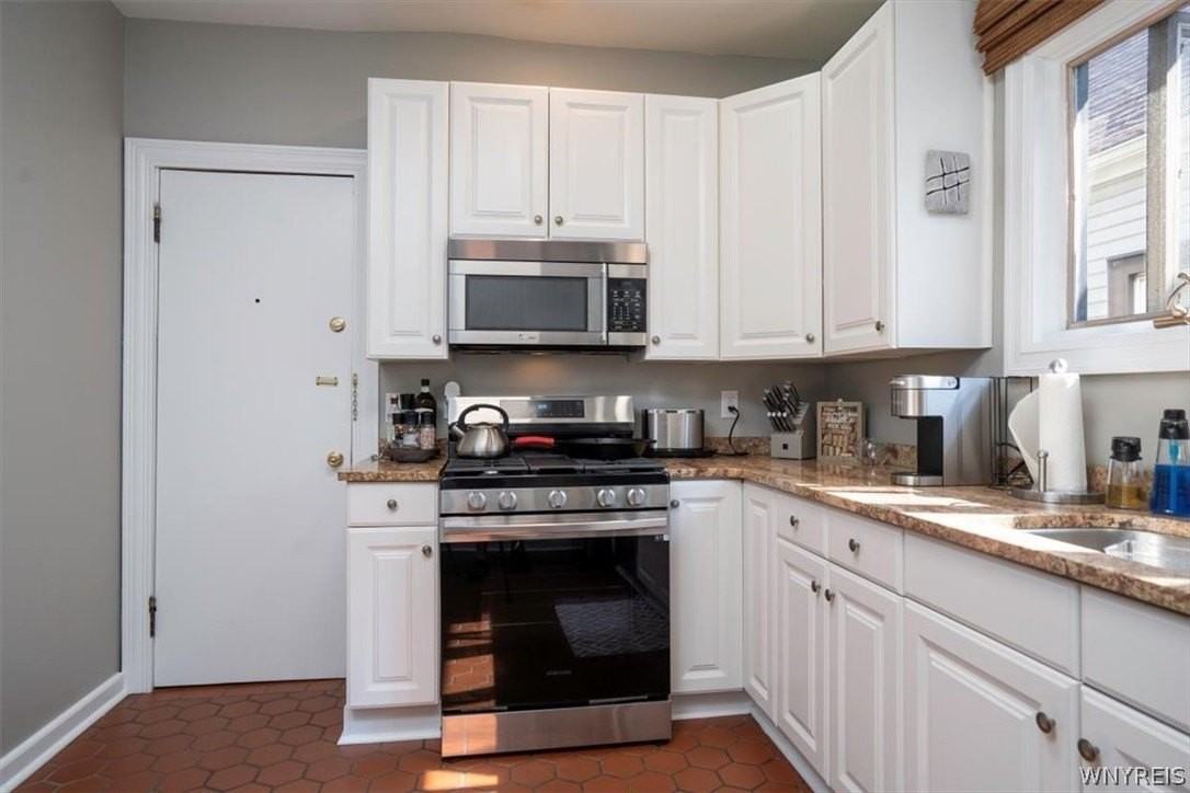 825 Forest Ave - Photo 6 of 13
