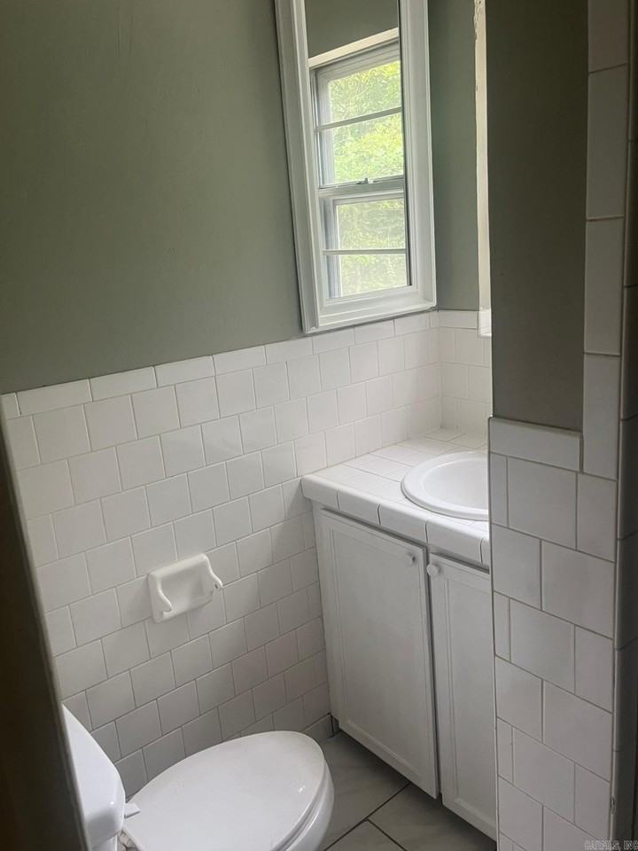 407 W 33rd St - Photo 7 of 11