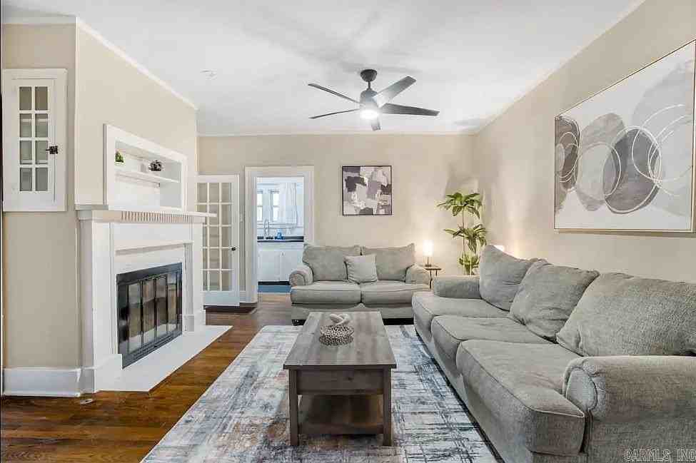 4815 Lee Ave - Photo 4 of 17