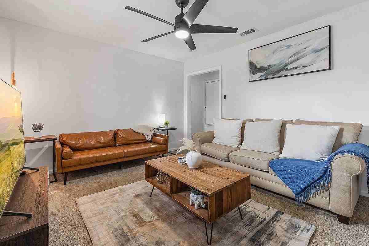511 Briar St - Photo 3 of 12