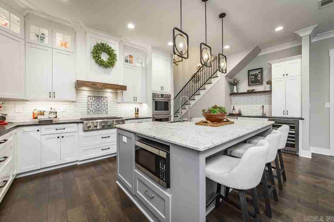 1607 N University Ave - Photo 5 of 32