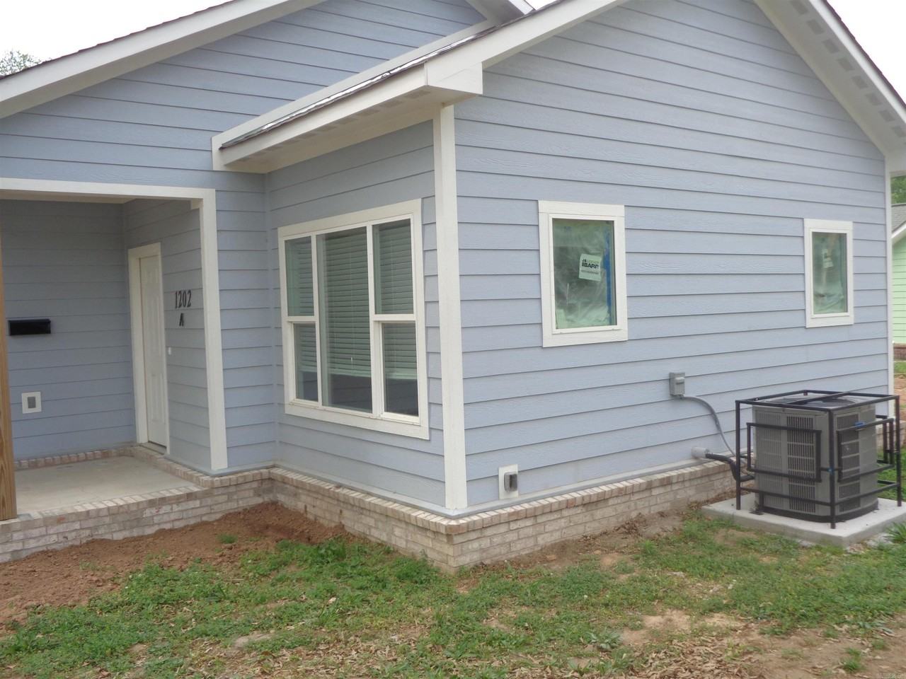 1202 W 11th St #AB - Photo 3 of 37