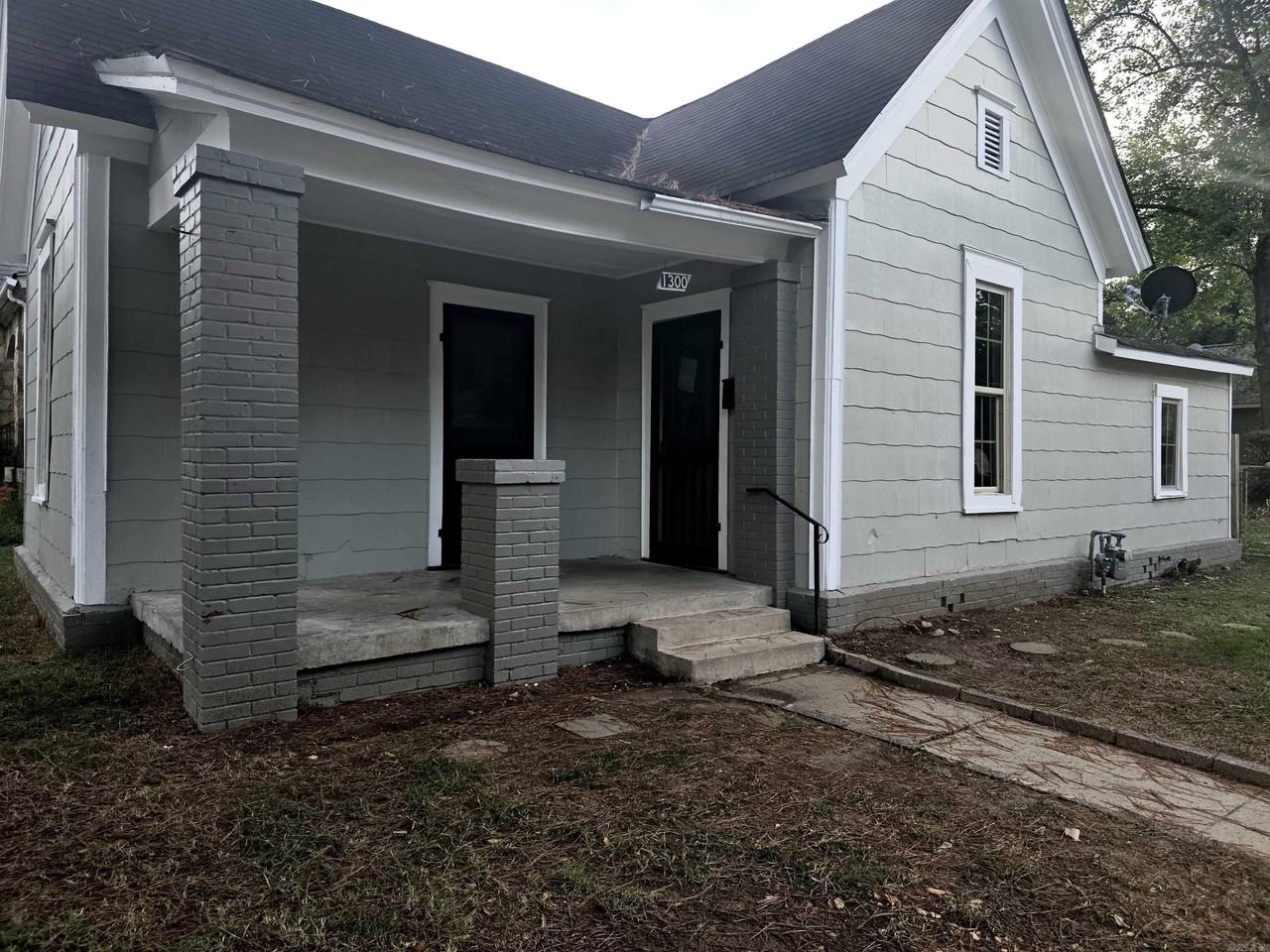 1300 W 10th St