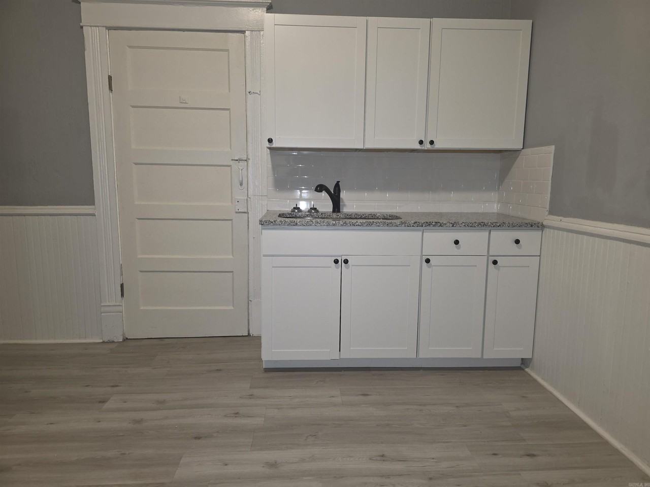 1300 W 10th St - Photo 4 of 15