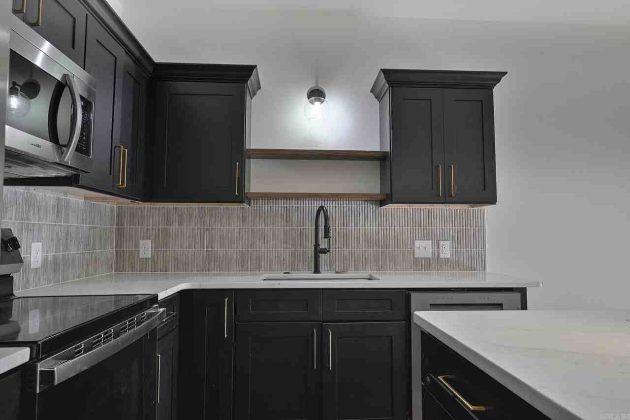 918 Reine St S - Photo 4 of 33