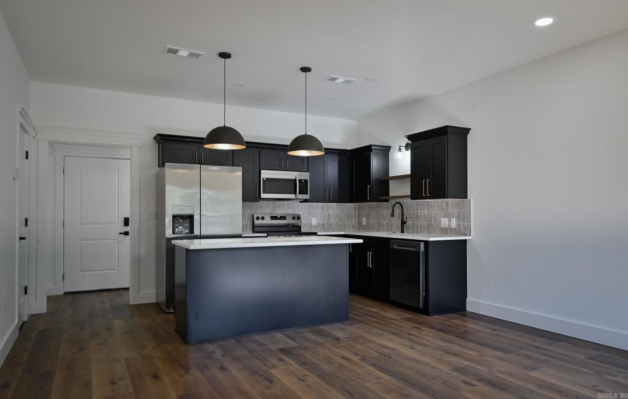 918 Reine St S - Photo 7 of 33