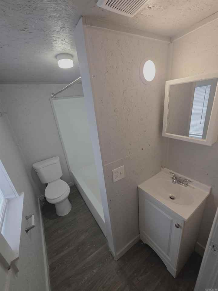515 W 35th St - Photo 4 of 7