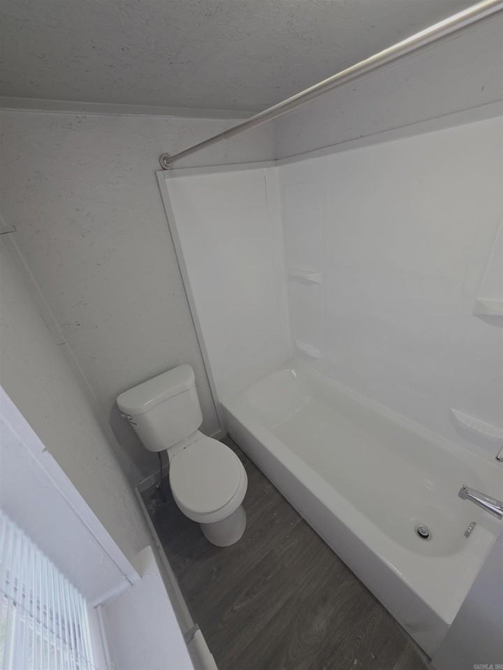 515 W 35th St - Photo 5 of 7