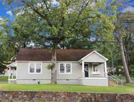 featured image of 4000 Woodlawn Dr