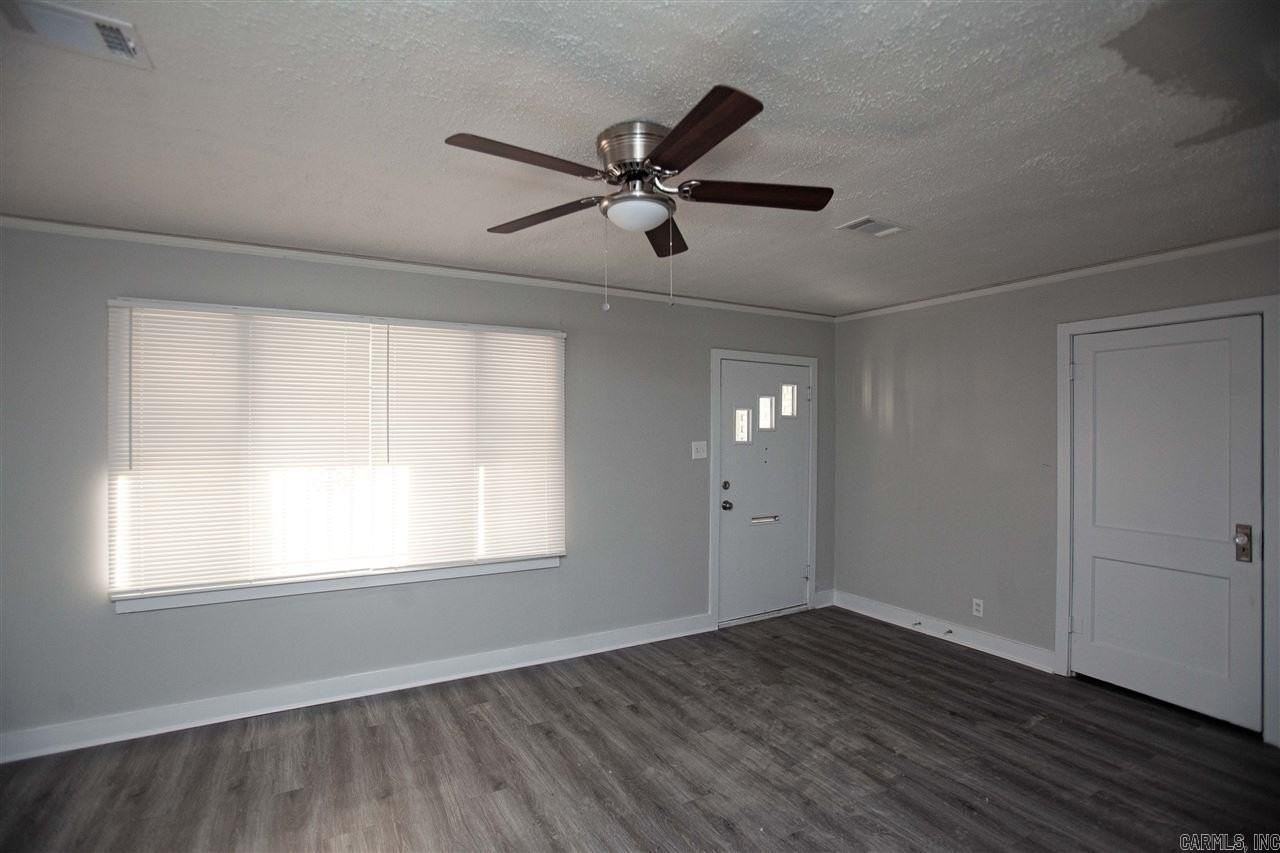 926 W 29th St - Photo 3 of 12