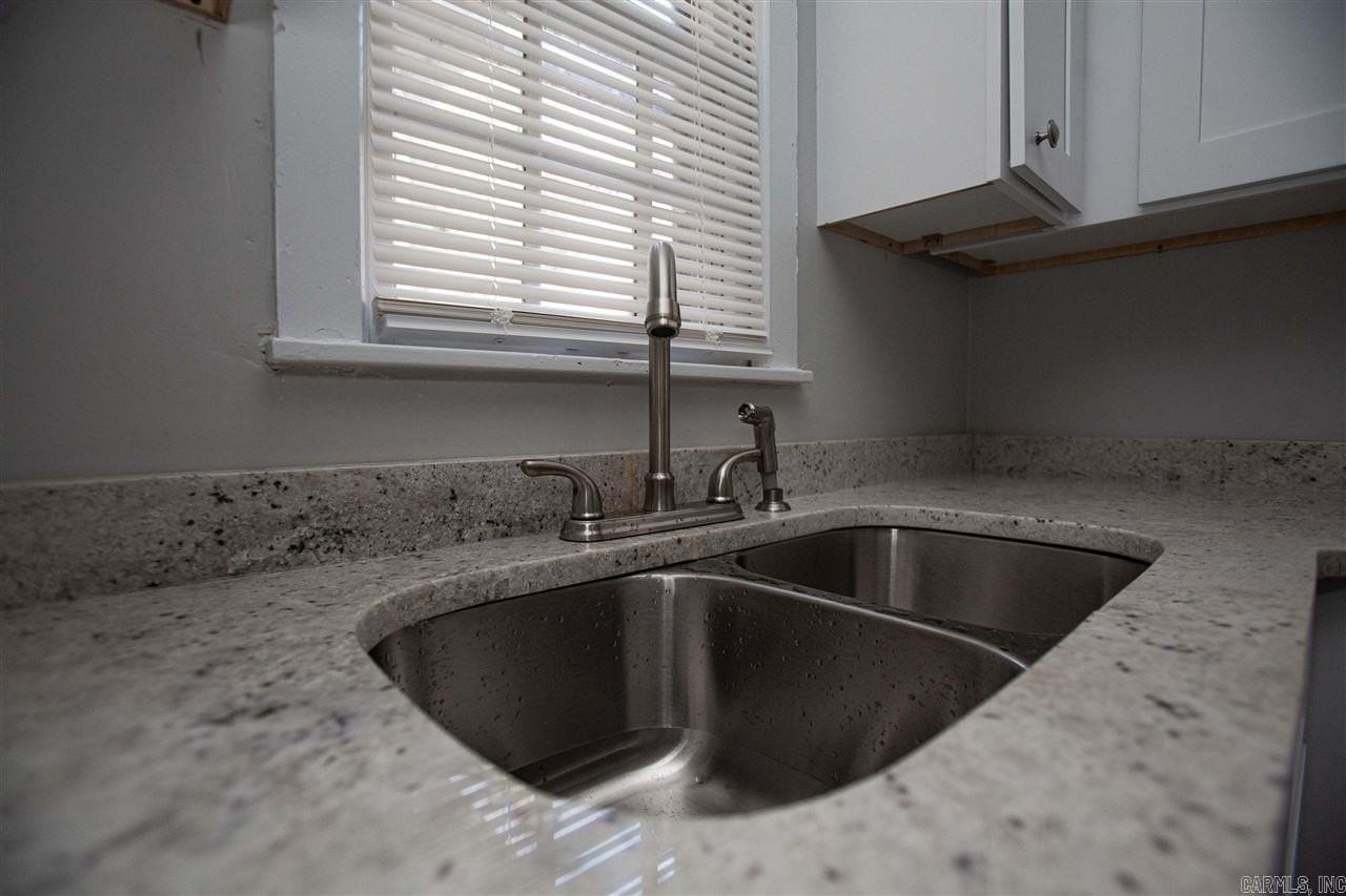 926 W 29th St - Photo 5 of 12