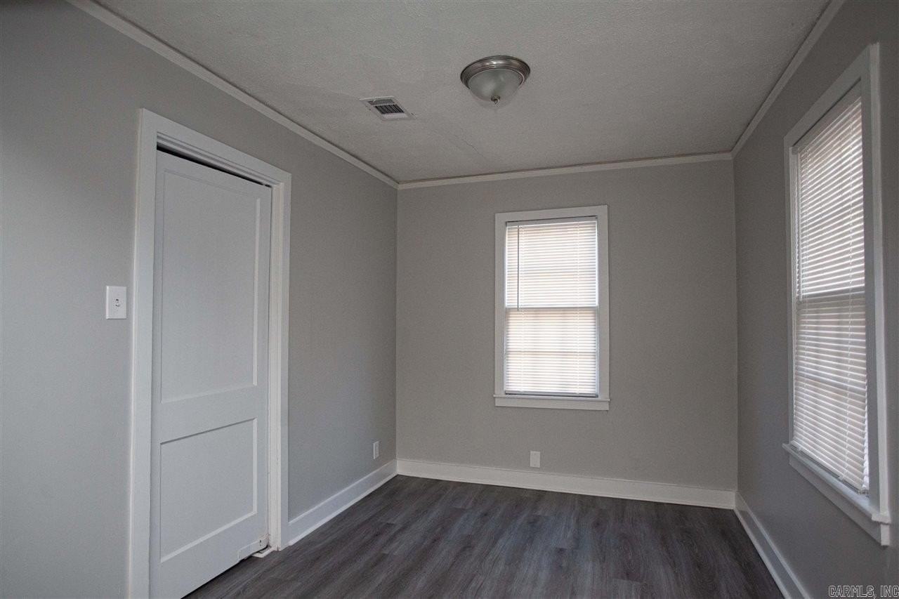 926 W 29th St - Photo 6 of 12