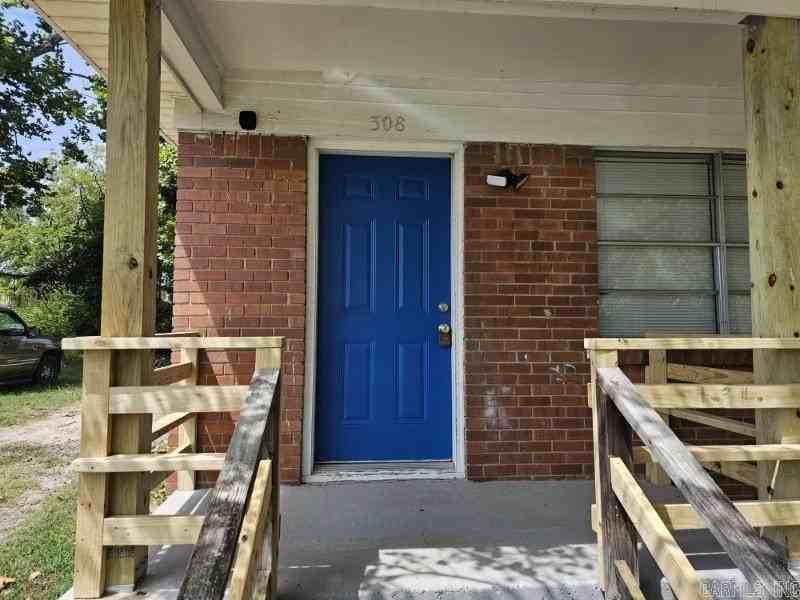 308 N Oak St - Photo 2 of 14
