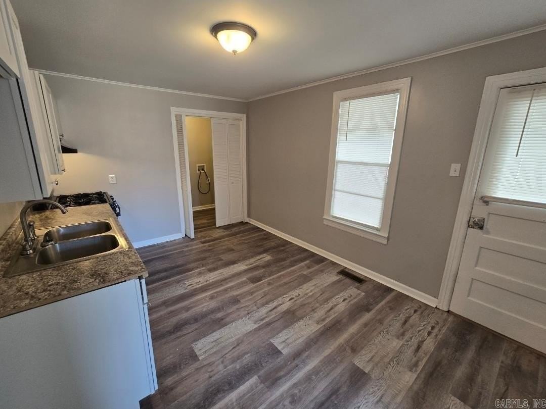 520 W 33rd St - Photo 4 of 9