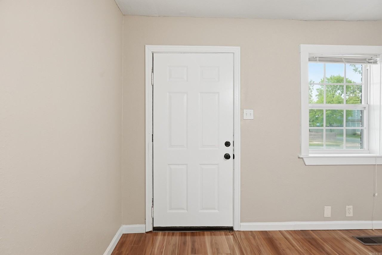 1320 S Summit St - Photo 4 of 15