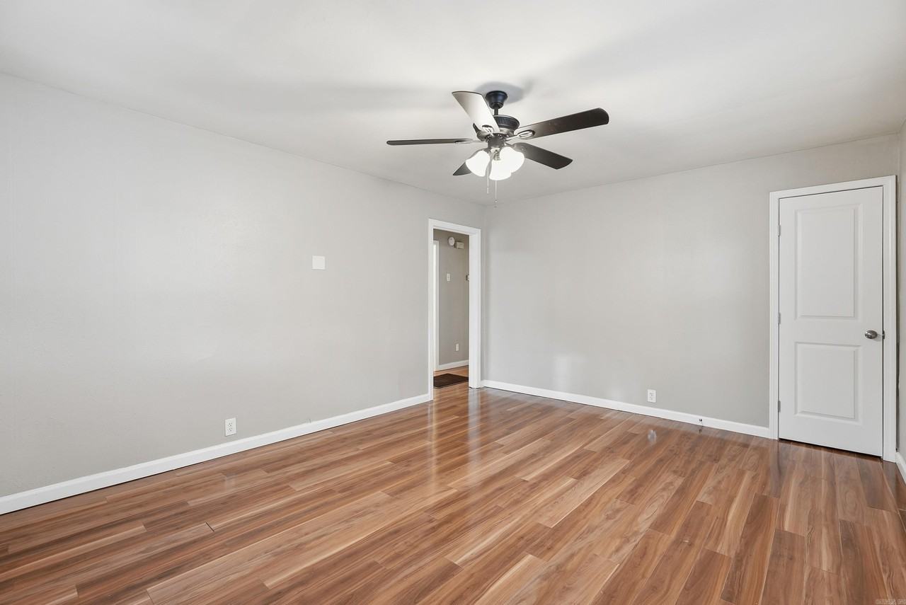 1320 S Summit St - Photo 5 of 15