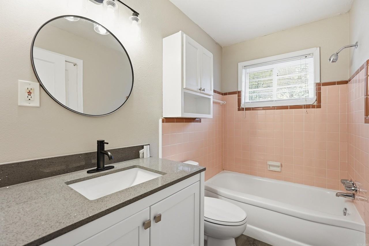 1320 S Summit St - Photo 6 of 15
