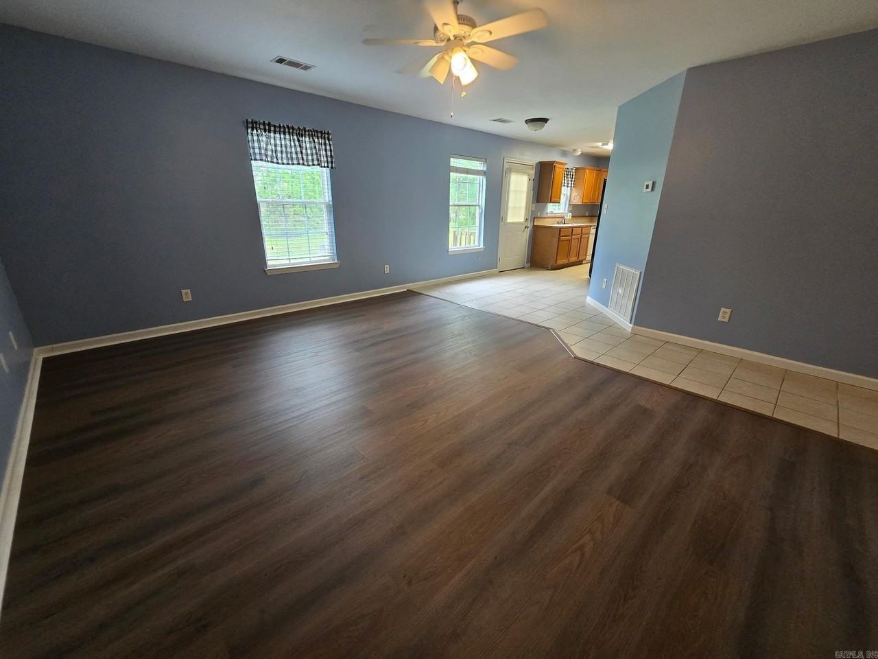 208 Glen Oaks Dr - Photo 2 of 10